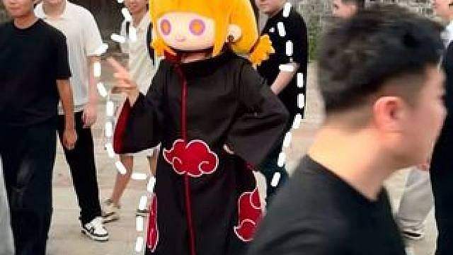 完蛋，萌黄在创大被村里人包围了