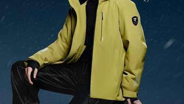 欢迎 成为千仞岗羽绒服全球品牌代言人 千仞岗羽绒服正式官宣
全球品牌代言人 
携手风盾系列重磅发布
搭载创新五维防风系统
重新定义高品质羽绒服
镜头下， 他，以不凡姿态
奔赴一场温暖之约
荧幕多面，皆藏从容底气
风雪同行，自有型格锋芒
以坚定信念 和杨洋一起迎风而上
无惧风雪考验 穿越每个寒冬