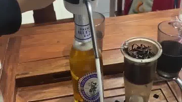 汝若不能同饮酒，移至孩桌，孩若驱之，遂在桌底与犬同乐  -