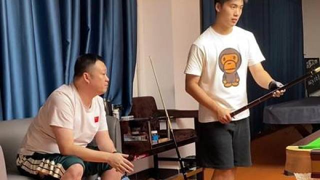 前后手的位置 球杆的角度 都要配合好 才能实现自己想要的杆法