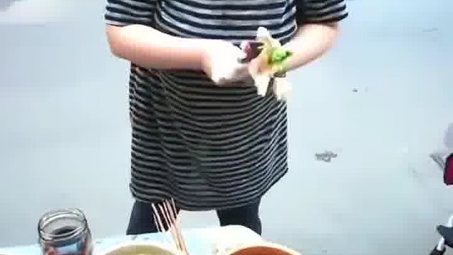 农村街头口水蘸串，城里人看到却很恶心，明明比印度小吃干净一百倍！