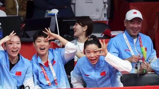 这几个小女孩萌晕这个手势是因为丸子的隐形滑片了