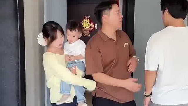 和老婆出门刚好碰见隔壁兄弟，一上来就要和我抱一下，总感觉有什么秘密瞒着我