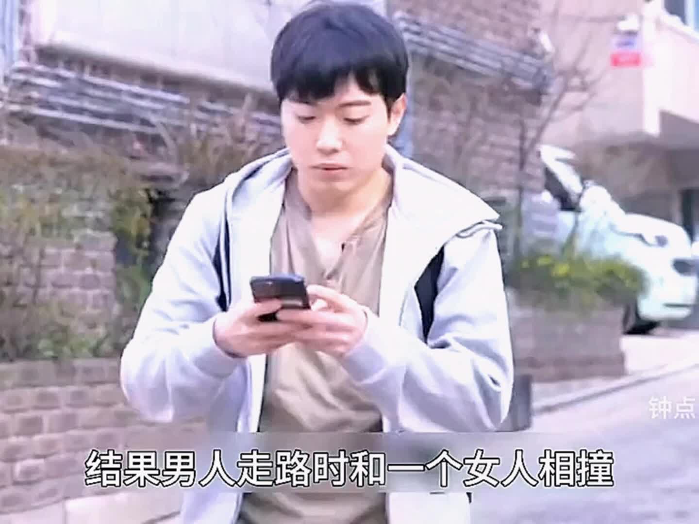 男人有个神奇的笔记本，上面的文字能预知未来#