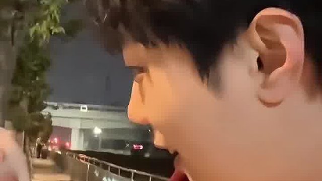 她吃的多开心今晚你就有多痛苦。你还傻笑