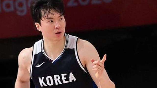 亚运会男篮半决赛，韩国77-51大胜伊朗，率先挺进决赛，李贤重亚运场均22.7分！韩国晋级决赛，金牌关乎免兵役。