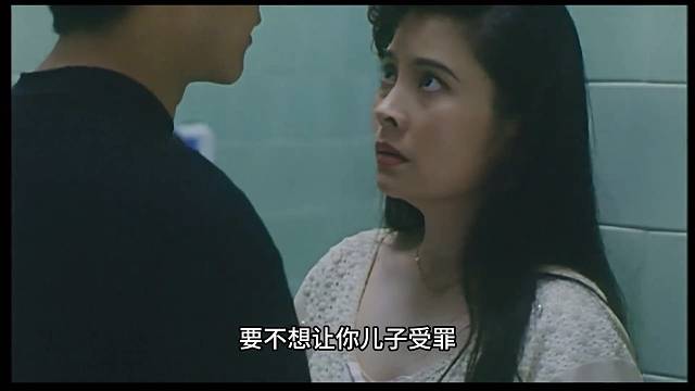 通缉犯持枪要挟女人，女人吓坏了但强装镇定。
