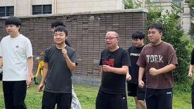 到俱乐部跟兄弟们拍点好玩的