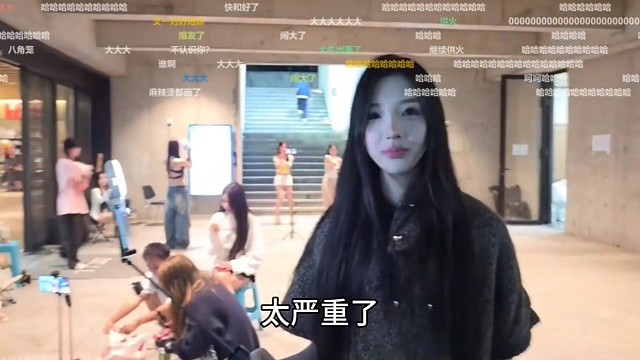 童锦程跟壮壮说车被雪芙撞了！图一一完全不管，只顾研究地上麻辣烫