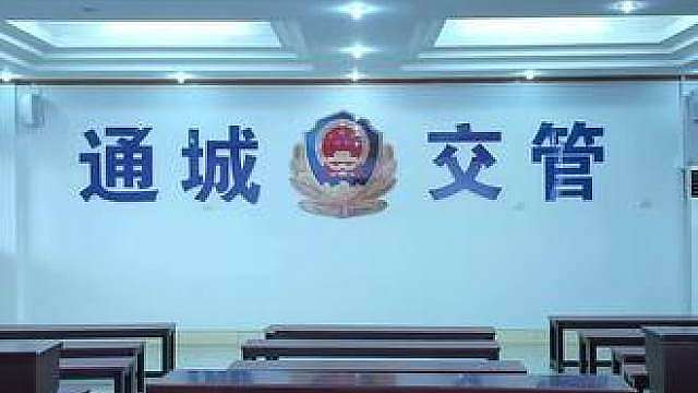 交警说现场，来看看发生在身边的交通事故现场！头盔不是装饰，是实打实的保命盔！请务必佩戴好头盔再骑行上路。