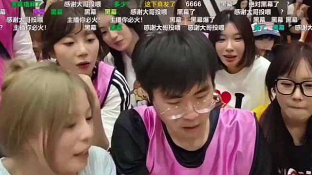 姿态在直播间，不经意间露出了自己的银行卡余额

经过网友们的辨认，发现余额是975W左右接近1000