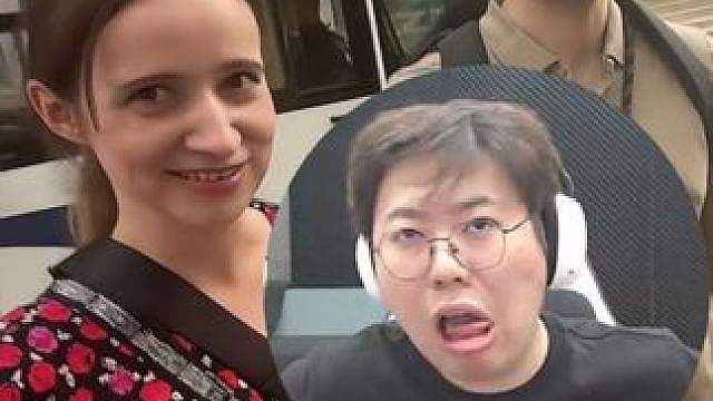 狂魔哥忽悠两个歪果仁！