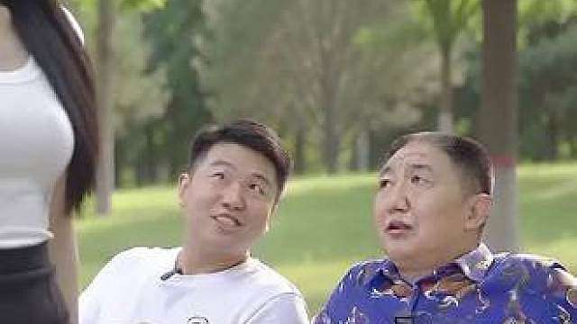公园休闲逗个乐！公园里求婚，戴口罩的女孩关爱您的健康！