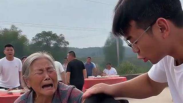 出门遛狗，记得签好绳子！