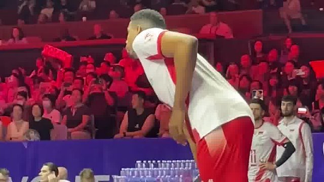波兰9号莱昂的发球太顶了，大力跳发直接ACE得分#排球