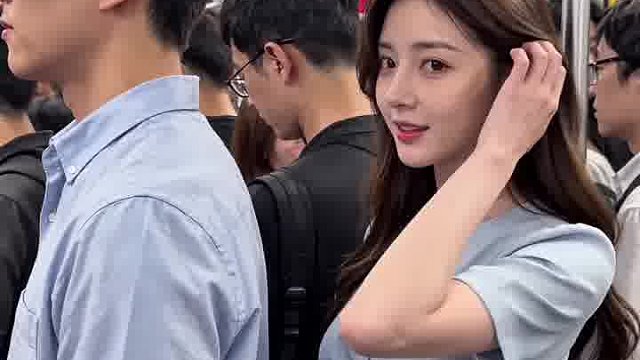 真没想到，地铁这么多人，她胆子居然这么大！