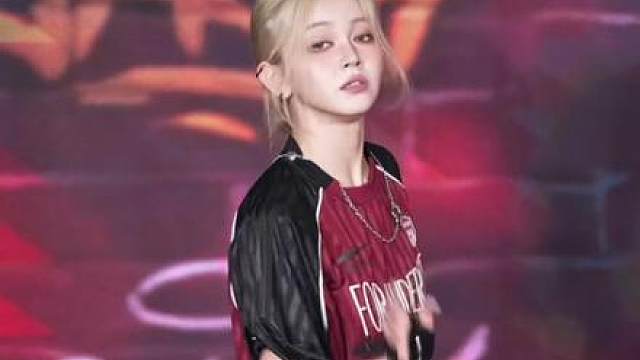 回复 听劝速来发嘿嘿 这集努力在装哥不乱龇牙笑很意外和开心大家喜欢我跳男团！但我对自己其实很不满意后面努力恢复一下框架力量再拍下一个！