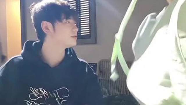 大家快来看呀，抢小孩零食啦