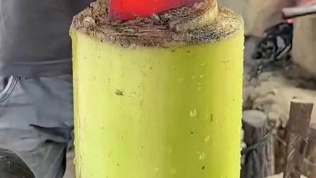 老外为什么把烧红的铁刀插进香蕉干淬火