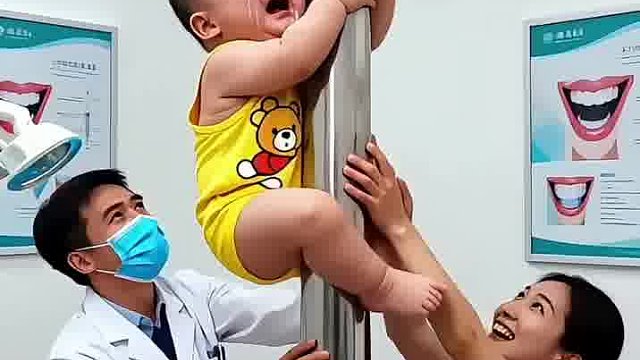 怕拔牙的萌娃直接爬柱，这反应把医生和妈妈都逗乐了！