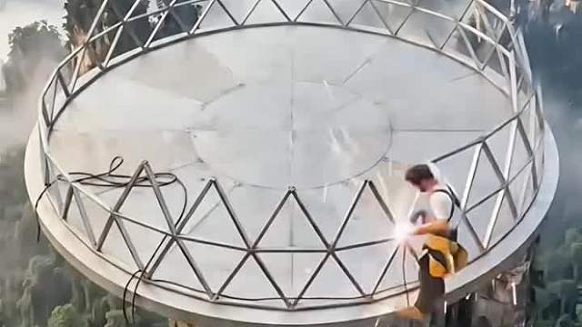 男子放弃城市买房在百米悬崖亲手打造星空穹顶豪宅。