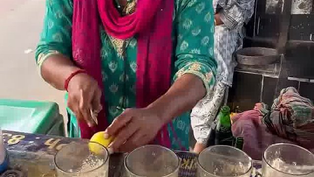 印度美食站台柠檬苏打水