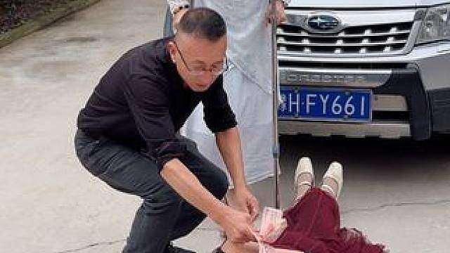 我车就没动，她让我给她钱