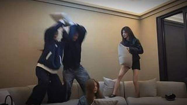 新来的小伙太残暴了 图一一：喂我花生