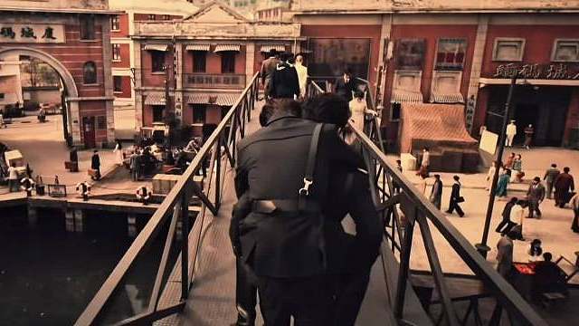 前一秒说着“你替我回去吧”，下一秒却是“我们还是一起回来了”。故事开篇就充满谎言与矛盾，当时间蚕食昨