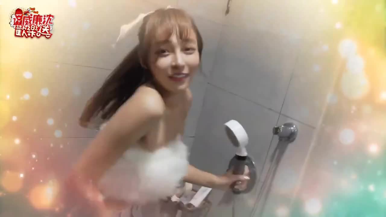 美女浴室shi身秀