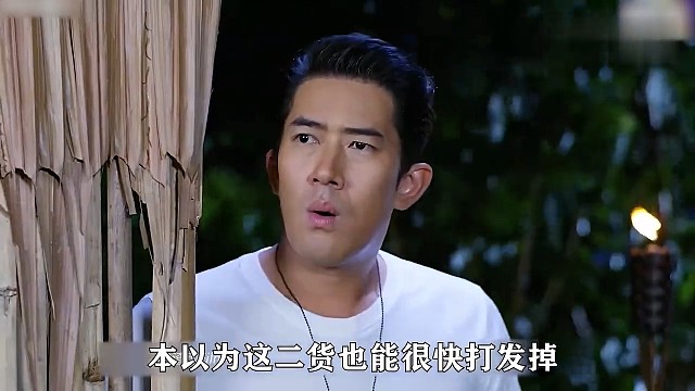 小两口在野外洗鸳鸯浴，结果被爸爸撞见了！