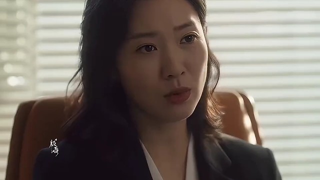 成熟女人越看有味道，像漂亮的红色酒杯