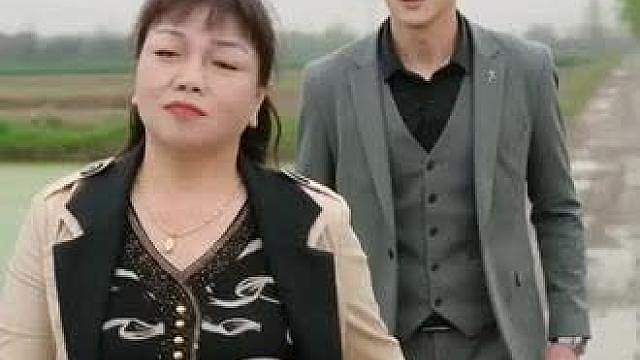 看你还敢不敢踢我，