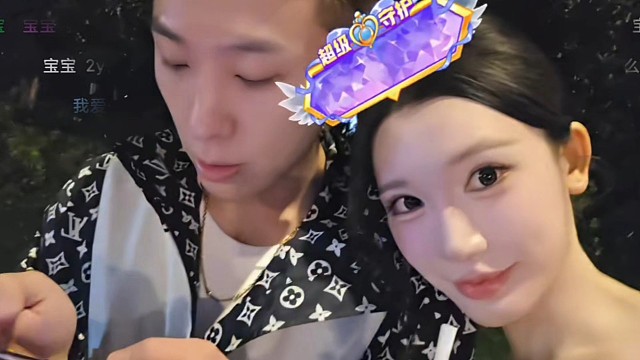 志龙给子圣刷礼物！顶美2y挨着志龙，夸他身上好香