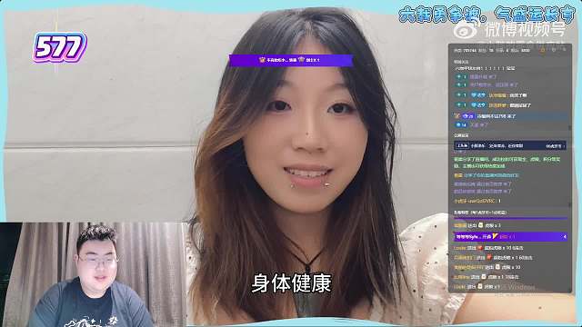 小胖展示定制纪念蛋糕并交谈