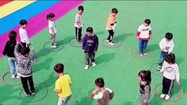 体育课堂游戏，抢地盘，练习孩子反应能力。