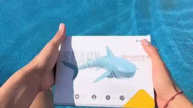 没有男生会拒绝这么酷的遥控鲨鱼吧~ #玩个很新的东西 #有男生会拒绝这个玩具吗