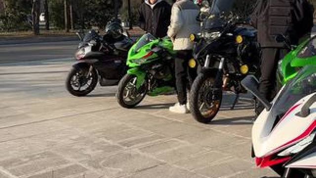 这么冷的天到底是谁在骑摩托啊啊啊啊、说你你认识的车、全对有奖#女骑 #摩托车 #会骑摩托车的女人才可