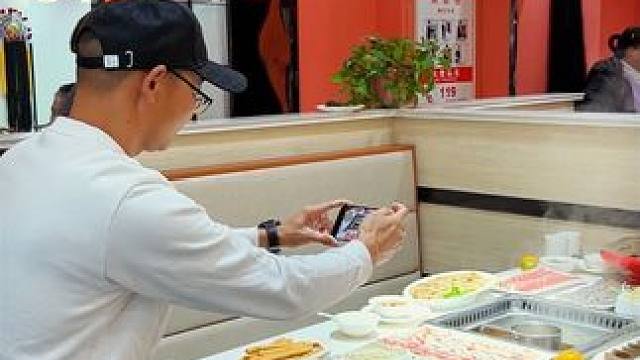 跨年聚餐试试这样拍，一招教你把吃饭拍出氛围小短片#手机摄影 #生活的烟火气息 #跨年聚餐 #元旦聚会