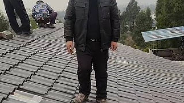 专业换瓦！#专业的事交给专业的人 #质量第一诚信为本 #旧房翻新瓦片 #专业的事情交给专业人去做 #