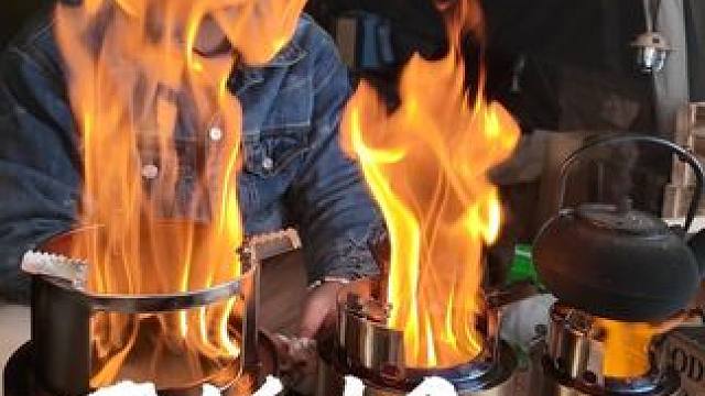 不锈钢折叠柴火炉，它有气化和二次燃烧，火力猛，任何东西都可以当燃料#户外露营 #烤火取暖 #柴火炉 