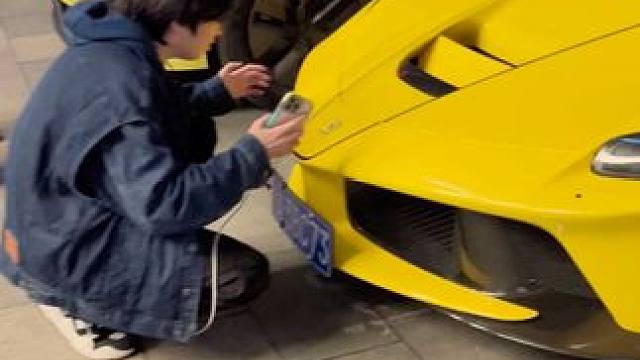 当18岁帅气小哥哥，第一次看到4000万的法拉利拉法，直接情绪激动了，他说2025的梦想是考上复旦大