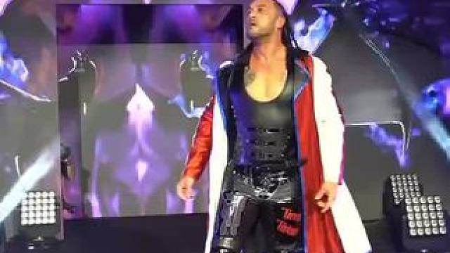 #wwe美国职业摔角 【达米安穿着新夹克入场