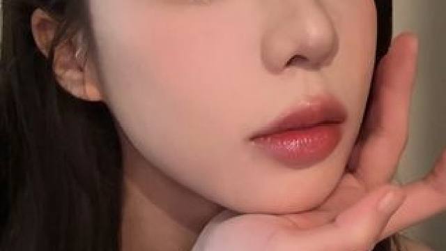 一只解救一柜子涂腻的口红 它就是叠涂万能搭子呀！ #唇釉 #唇蜜 #唇蜜叠涂 #细闪唇蜜 #荔树唇釉