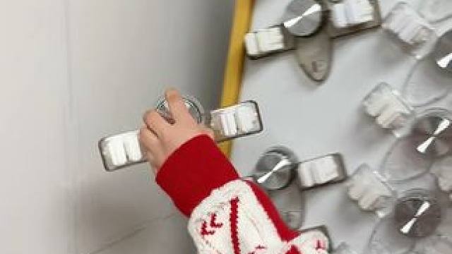 吸盘拖把架 家里的拖把像这样挂在墙壁上面不就卫生方便多了，装门后面既美观还不会影响开关门#免打孔  