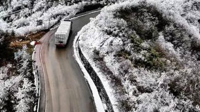 108国道泥巴山垭口最近山上有冰雪，过往的车辆注意安全#泥巴山最新路况 #泥巴山垭口 #雪天出行注意