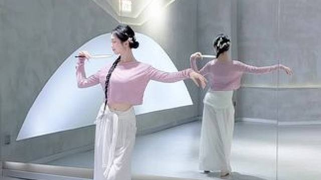 玲珑剔透万般好，静中见动春山来 #金晨青花瓷舞蹈挑战 #金晨 