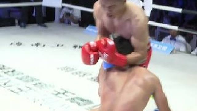 小动作多？那我就打到你起不来。#椒王风云 #自由搏击 #格斗