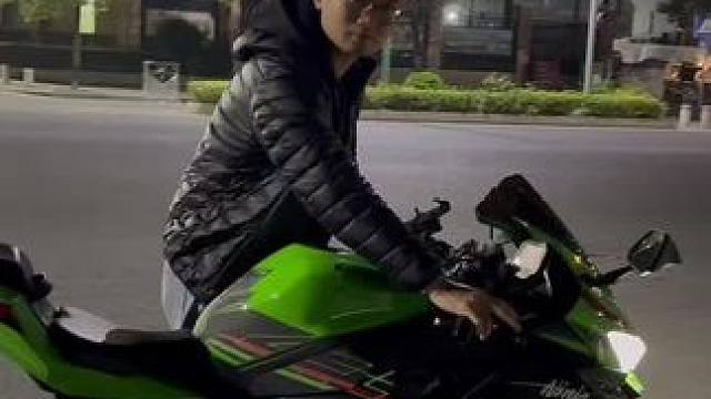 给粉丝兄弟安排个杜卡迪街霸v4,拿下zx-4rr准备跑桂山。 杜卡迪保养太贵，我给保养全搞好送到他手