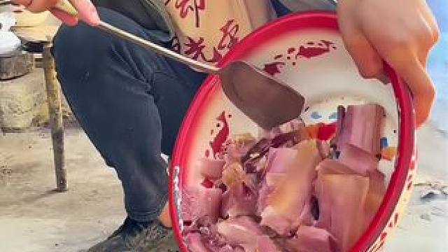 #我的乡村生活 #农村美食 
腊肉炒白菜片可口美味